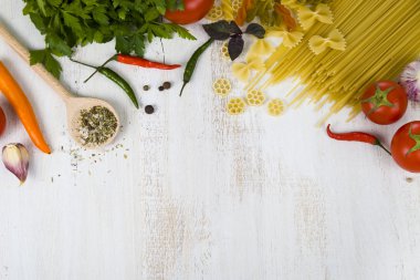 Pişmemiş makarna ve baharat ahşap bir masa üzerinde