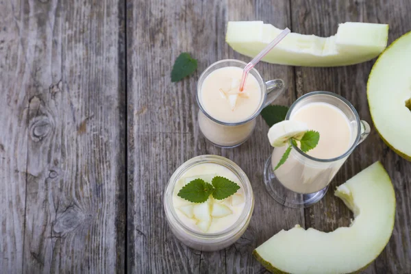 Yogurt con melone su un tavolo di legno — Foto Stock