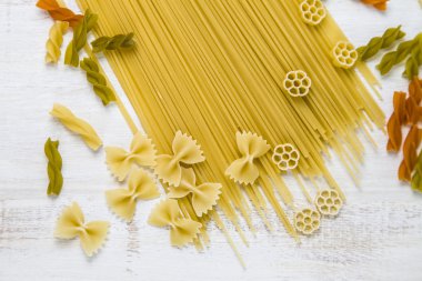 Pişmemiş makarna ve baharat ahşap bir masa üzerinde