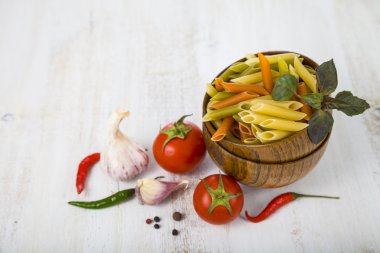 Pişmemiş makarna ve baharat ahşap kase