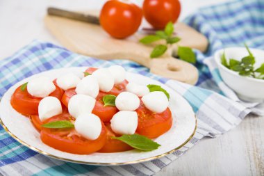 Ahşap bir masa üzerinde Caprese salatası