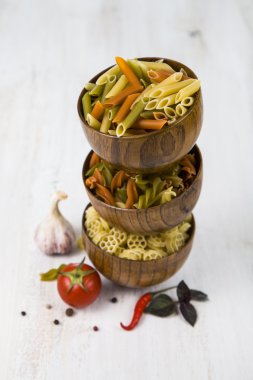 Pişmemiş makarna ve baharat ahşap kase 