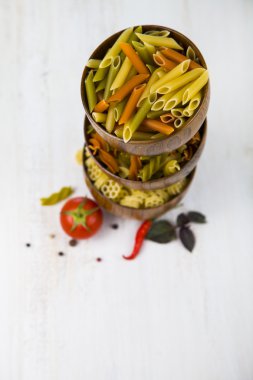 Pişmemiş makarna ve baharat ahşap kase 