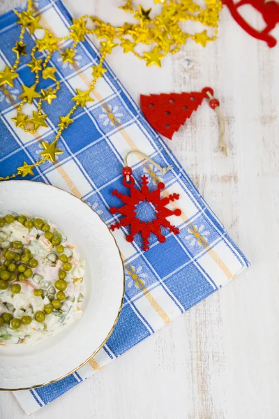 La ensalada a la mesa de fiesta navideña — Foto de Stock