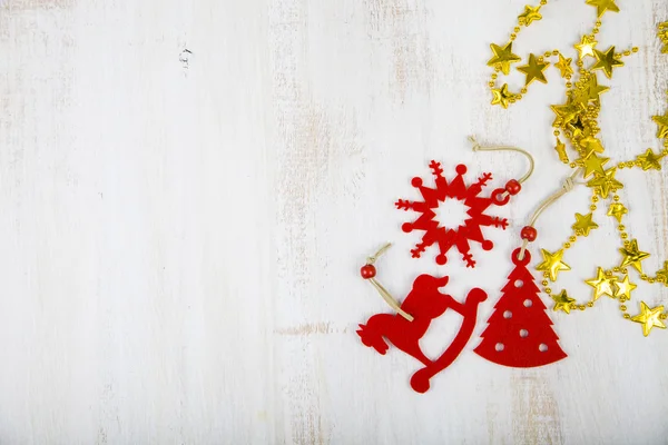 Adornos navideños sobre fondo de madera — Foto de Stock