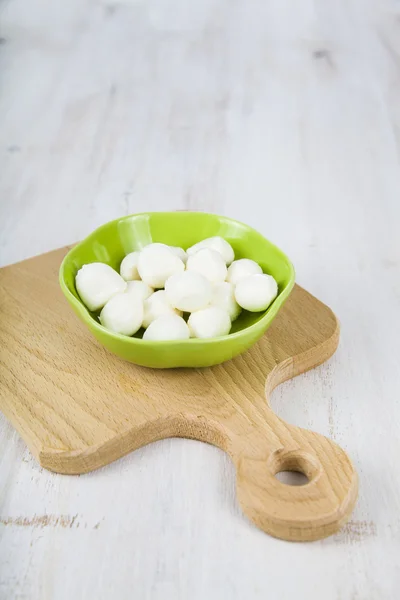 Mozzarella v zelené desky — Stock fotografie