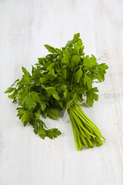 Hafif ahşap zemin üzerine maydanoz