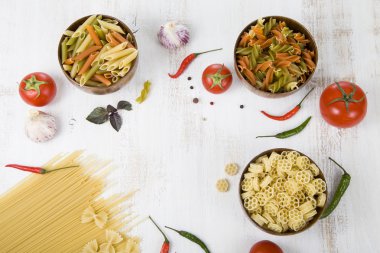 Pişmemiş makarna ve baharat ahşap kase 