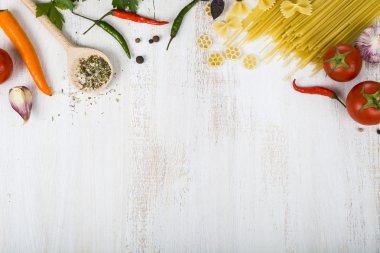 Pişmemiş makarna ve baharatlar 