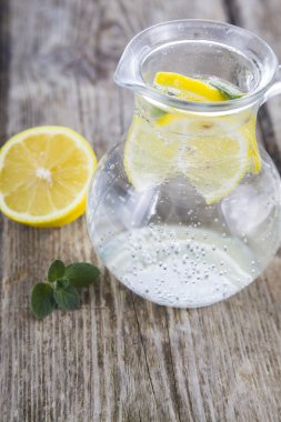 Ev yapımı limonata limon ile