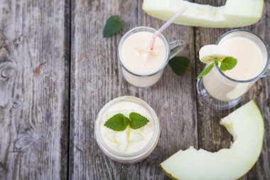 Yoğurt ve kavun ile güler yüzlü