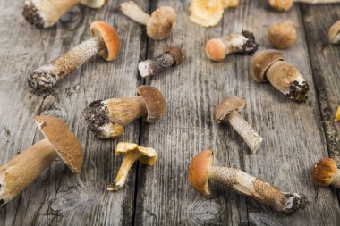 Ahşap bir masada çiğ mantar. 