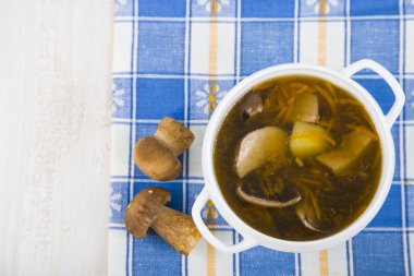 Ahşap bir masa üzerinde yabani mantar çorbası