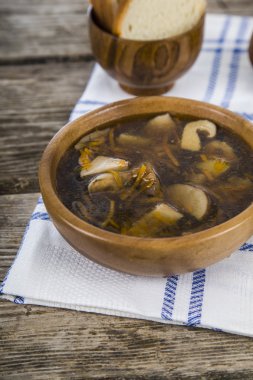 Ahşap bir masa üzerinde yabani mantar çorbası