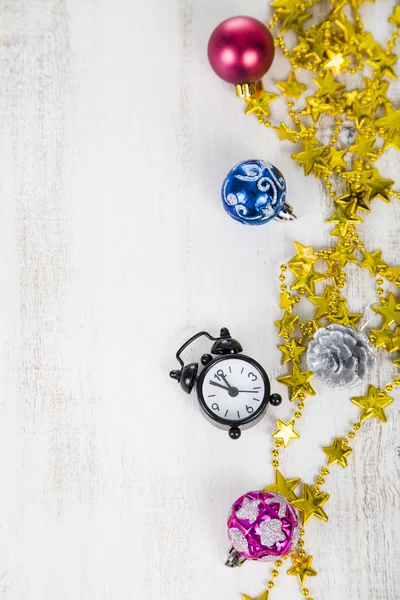 Різдвяні прикраси і годинник — стокове фото