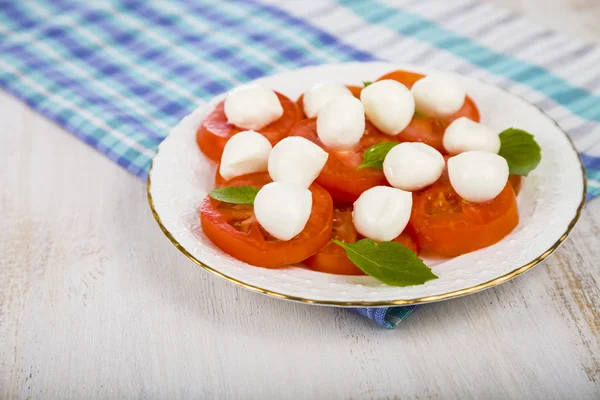 Salada Caprese em uma mesa de madeira — Fotografia de Stock