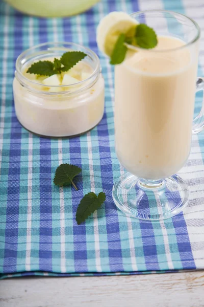 Йогурт и смузи с дыней — стоковое фото