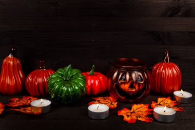 Cadılar Bayramı. Balkabakları karanlıkta parlar. Balkabakları, mumlar ve sonbahar yapraklarıyla dolu bir hayat.