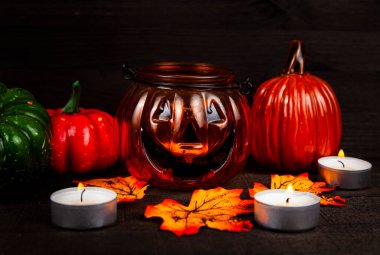 Cadılar Bayramı. Balkabakları karanlıkta parlar. Balkabakları, mumlar ve sonbahar yapraklarıyla dolu bir hayat.