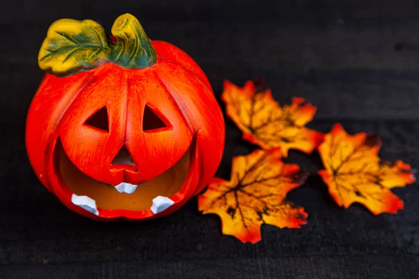 Halloween Van Tök Világít Sötétben Csendélet Tökökkel Őszi Levelekkel Alapon — Stock Fotó