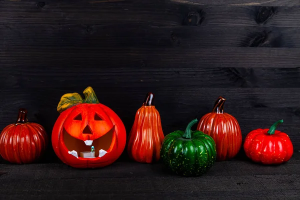 Halloween Zucche Brillano Buio Natura Morta Con Zucche Foglie Autunnali — Foto Stock