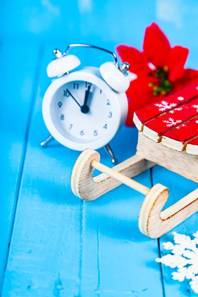 Noel Hala Hayattır Mavi Ahşap Arka Planda Bir Kızağın Üzerindeki — Stok fotoğraf