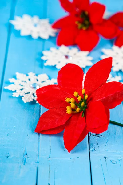 Natal Ainda Vida Flocos Neve Poinsettia Fundo Madeira Azul Vista — Fotografia de Stock