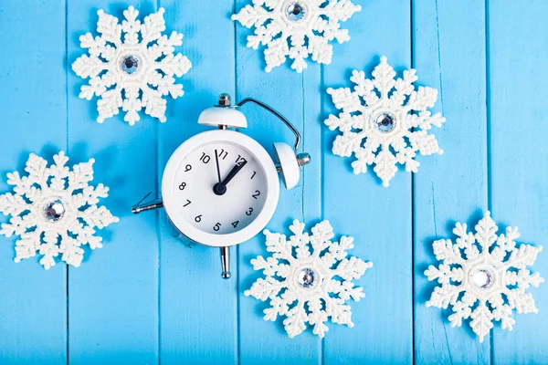 Weihnachtsstillleben Uhr Und Schneeflocken Auf Blauem Holzgrund Draufsicht — Stockfoto