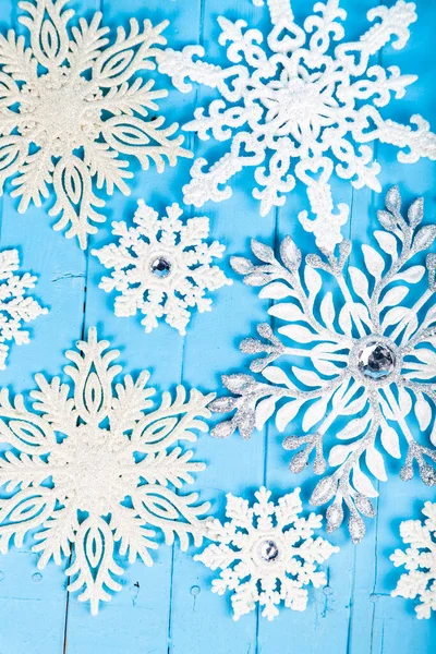 Noel Zamanı Mavi Ahşap Arka Planda Kar Taneleri Güzel Şenlik — Stok fotoğraf
