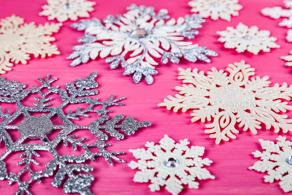 Kerstmis Sneeuwvlokken Een Roze Houten Ondergrond Mooie Feestelijke Achtergrond — Stockfoto