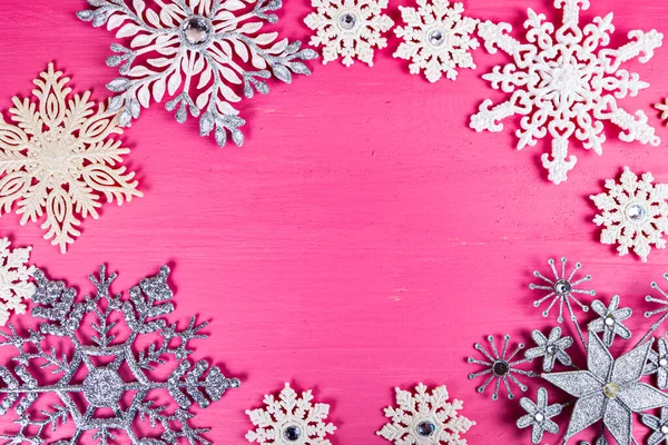 Weihnachten Schneeflocken Auf Rosa Holzgrund Schöne Festliche Hintergrund Rahmen — Stockfoto