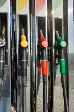 Yakıt istasyonunda çok renkli yakıt tabancaları.