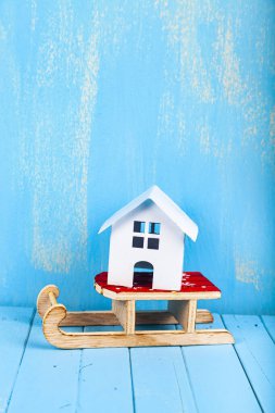 Ev kızağın üstünde. Mülk almak. Kavram.