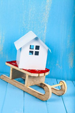 Ev kızağın üstünde. Mülk almak. Kavram.