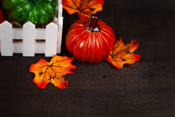 Calabazas Una Caja Madera Blanca Sobre Fondo Oscuro Bodegón Otoño — Foto de Stock