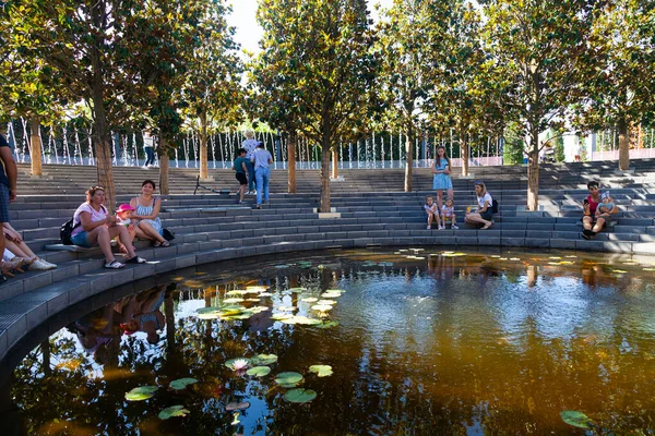 Stadtpark Krasnodar Oder Galitsky Park Schöne Bäume Und Rasen Auf — Stockfoto