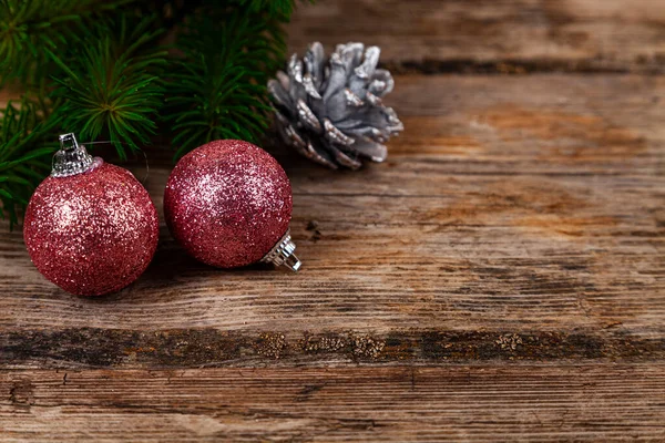 Weihnachtsstillleben Mit Kugeln Und Zapfen Auf Holzgrund — Stockfoto