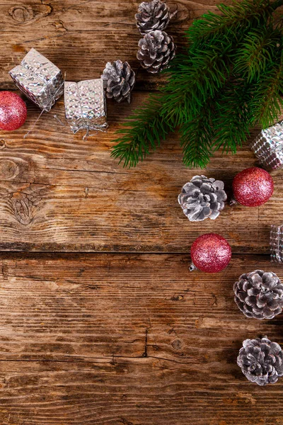 圣诞节还活着 球和圆锥在木制的背景上 放在你的文字位置上 — 图库照片