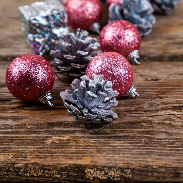 Bodegón Navidad Con Bolas Conos Sobre Fondo Madera —  Fotos de Stock