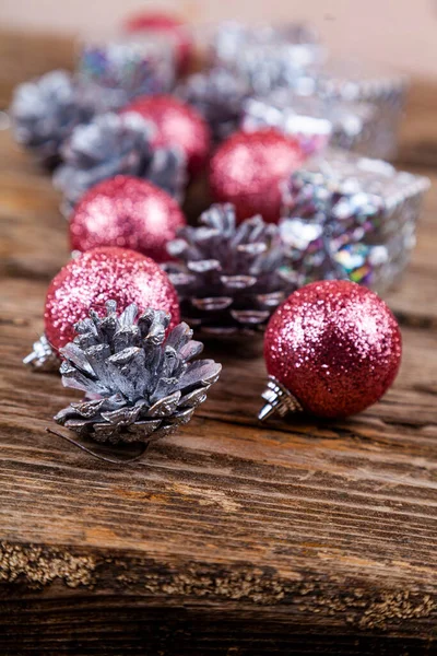 Bodegón Navidad Con Bolas Conos Sobre Fondo Madera —  Fotos de Stock