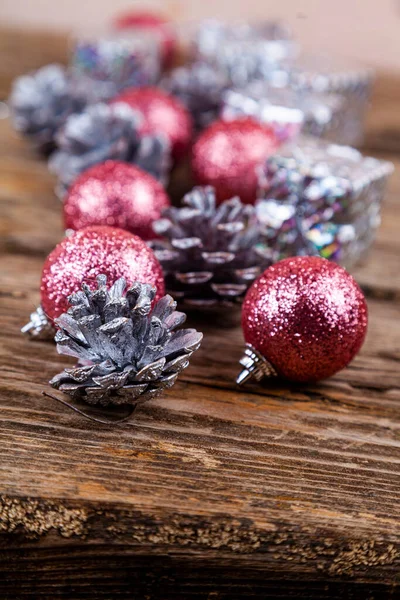 Bodegón Navidad Con Bolas Conos Sobre Fondo Madera — Foto de Stock