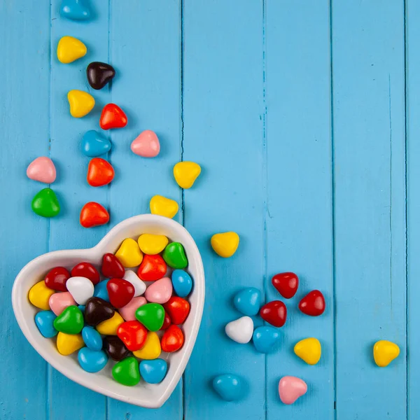 Kolorowe Cukierki Talerzu Kształcie Serca Niebieskim Drewnianym Tle Walentynki Miejsce — Zdjęcie stockowe
