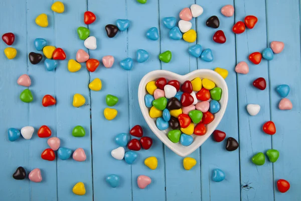 Kolorowe Cukierki Talerzu Kształcie Serca Niebieskim Drewnianym Tle Walentynki — Zdjęcie stockowe