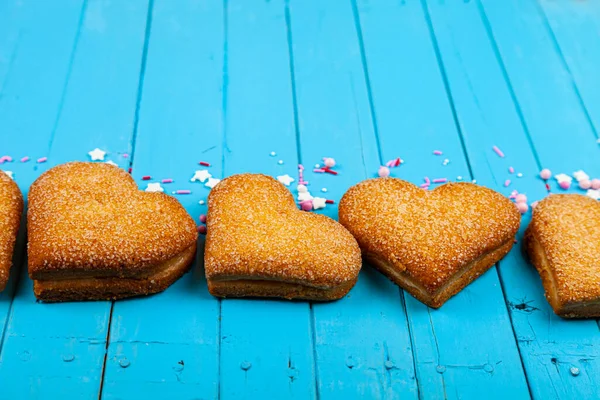 蓝色木制背景的心形饼干 情人节 放在你的文字位置上 — 图库照片