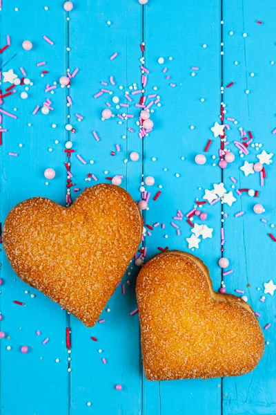 Dos Corazones Galleta Sobre Fondo Madera Azul Día San Valentín —  Fotos de Stock