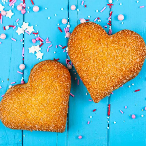 蓝色木制背景上的两颗饼干心 情人节 — 图库照片