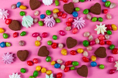 Pembe masadaki şekerler. Sevgililer Günü. Kalp şeklinde tatlılar.