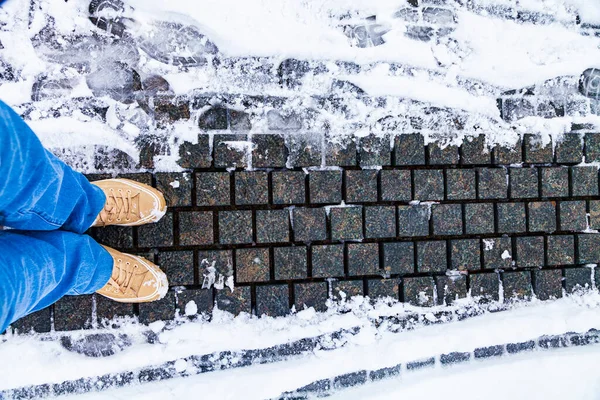 Stenstig Parken Snön Närbild Kvinnors Fötter Sneakers Och Jeans Snöig — Stockfoto