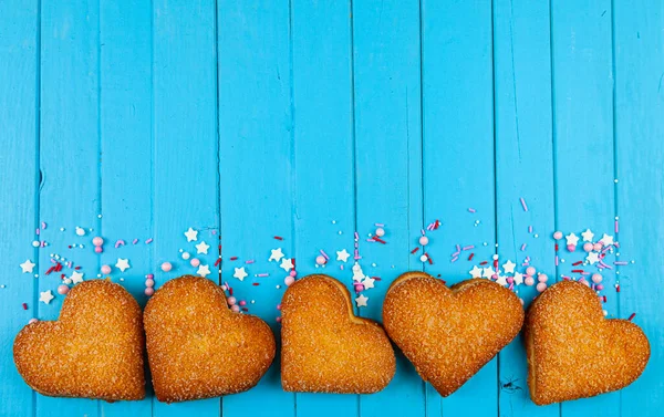 Hartkoekjes Een Blauwe Houten Ondergrond Valentijnsdag Grens Plaats Voor Tekst — Stockfoto