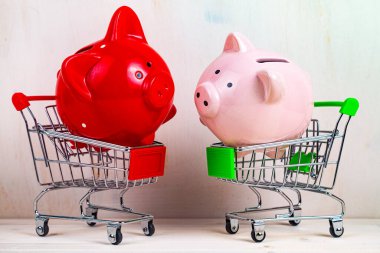 Alışveriş arabasında domuz kumbarası. Para biriktirme kavramı.